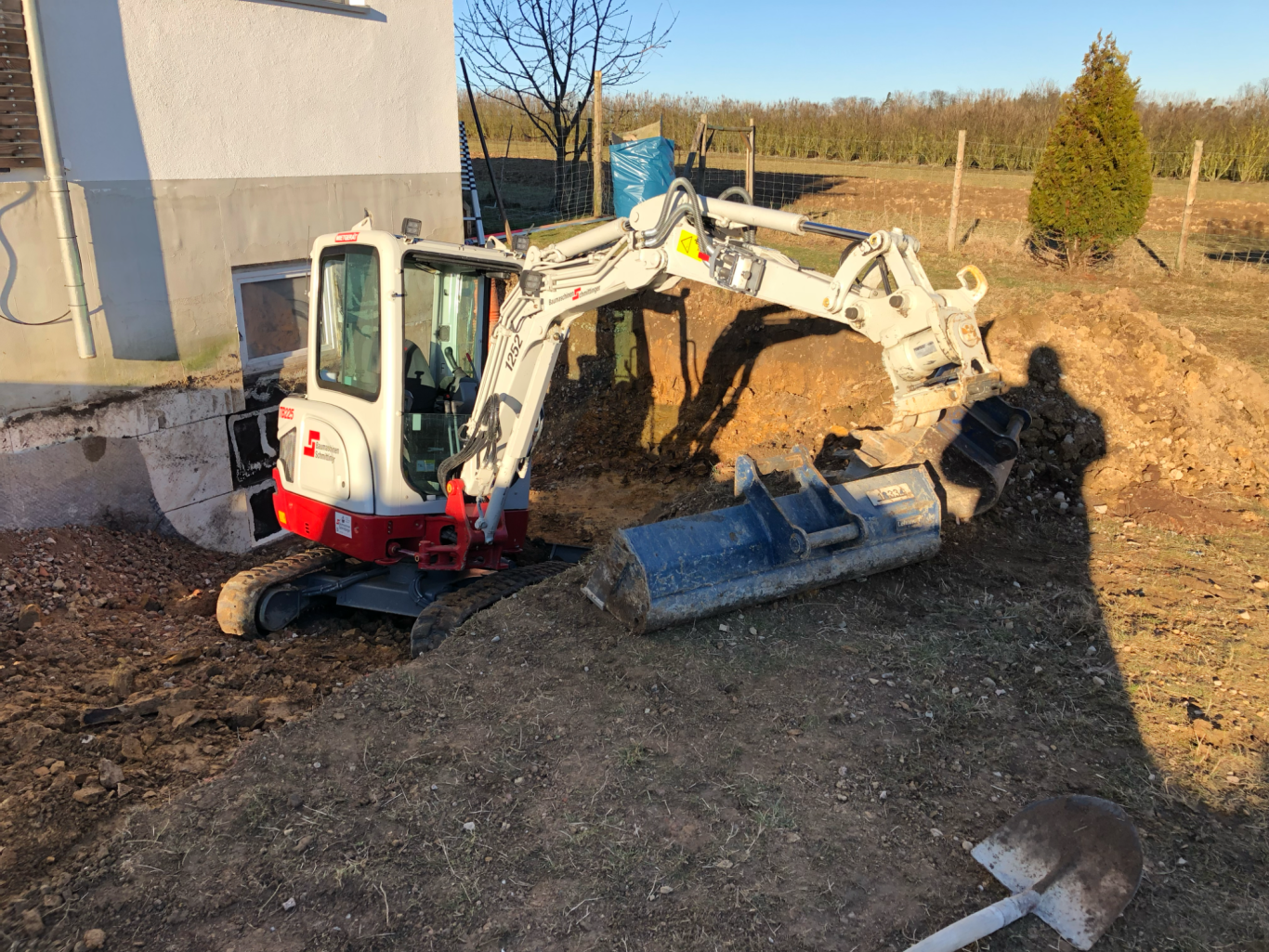 Erdaushub Bagger Aichwald Erdaushub mittels Bagger und Entsorgung in Aichwald