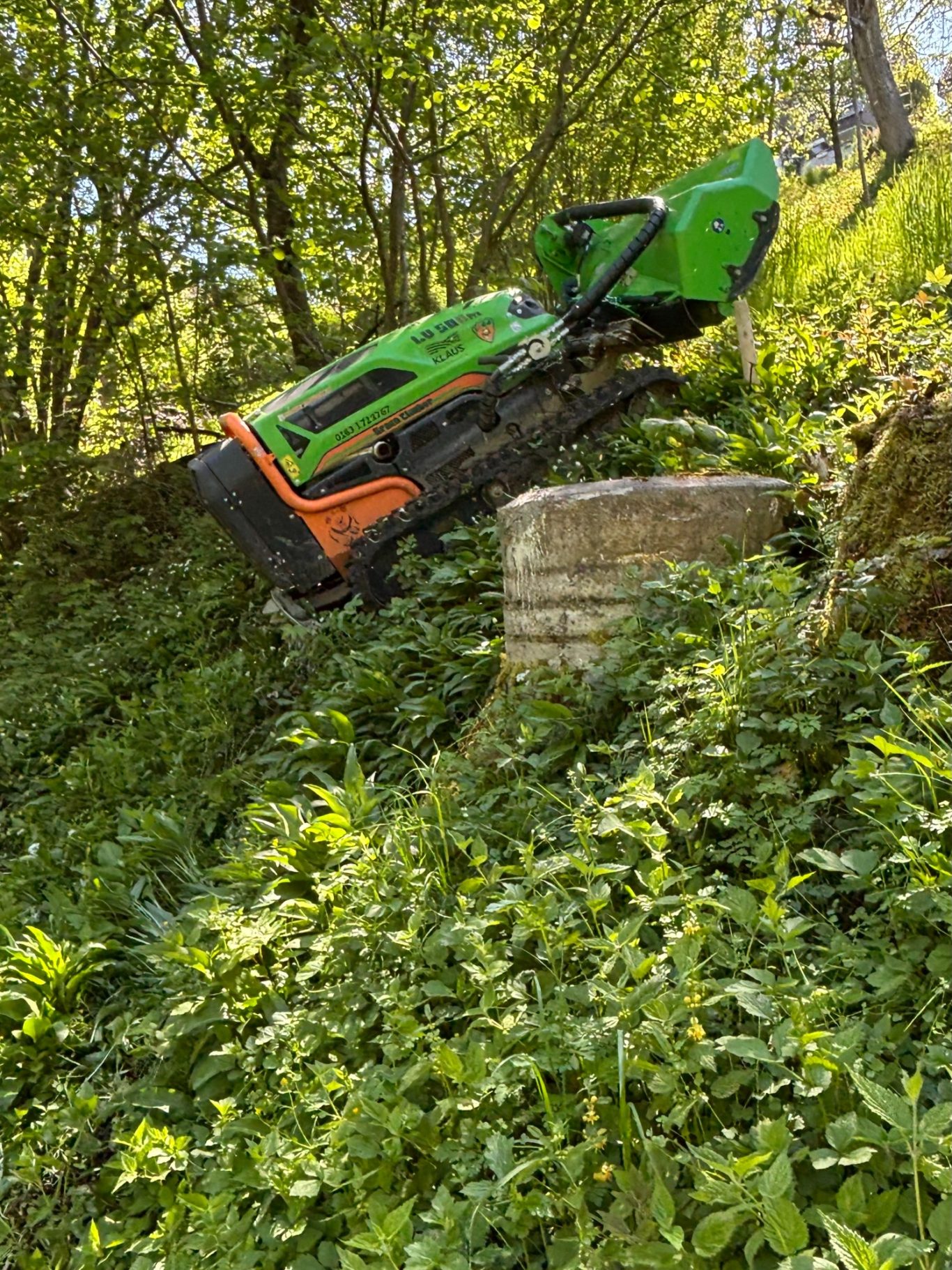 Steile Zufahrt mit Funkraupe Mulcharbeiten in steilem und schwer zugänglichem Gelände mittels Funkraupe in Esslingen am Neckar