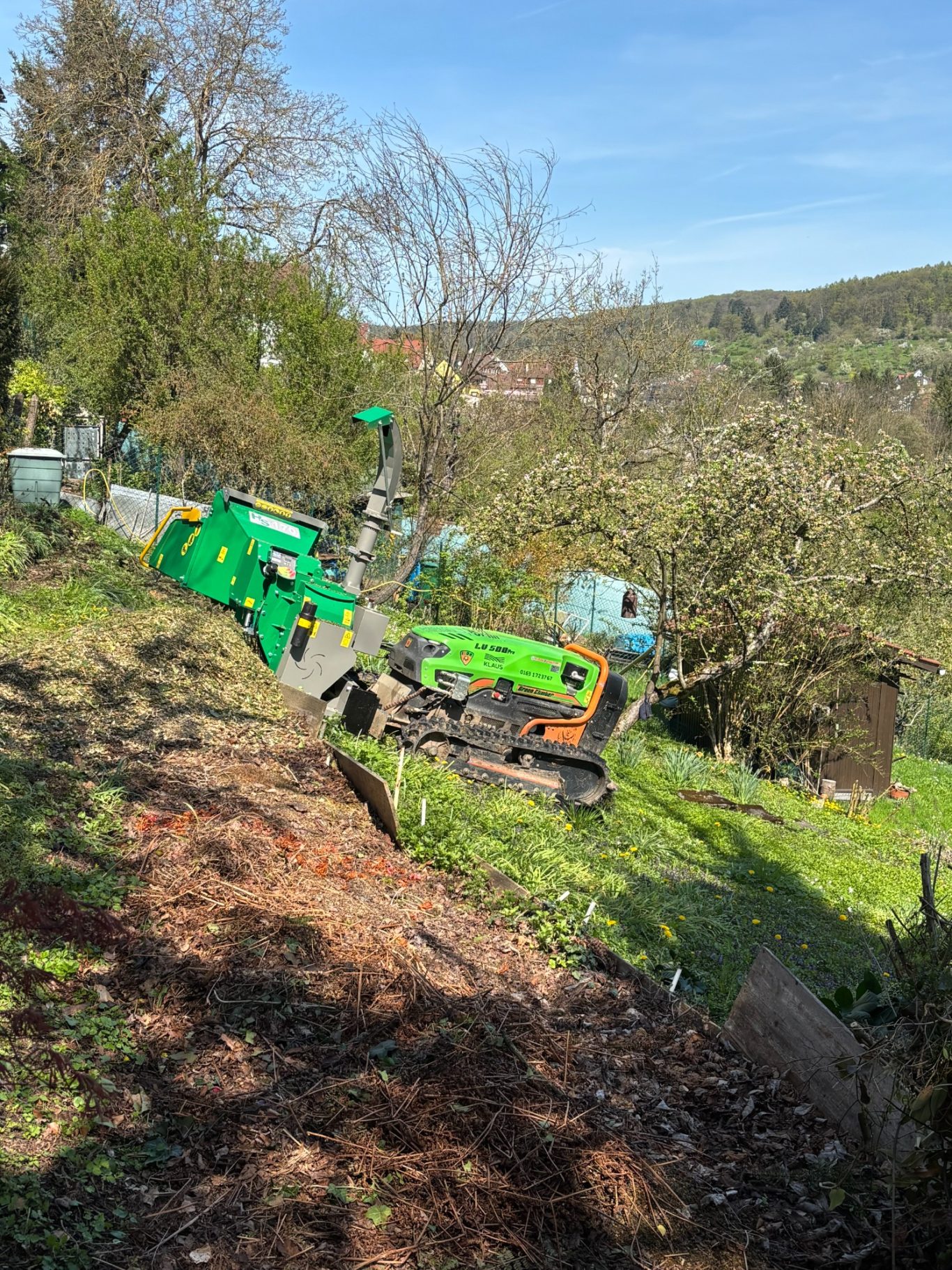 Gehölz häckseln in Hanglage Esslingen am Neckar Gehölz häckseln in schwierigem und steilem Gelände mit unserer Funkraupe in Esslingen am Neckar